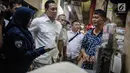 Tim Satgas Pangan Polda Metro Jaya dan Perum Bulog berbincang dengan pedagang saat meninjau harga beras di Pasar Tomang Barat, Jakarta, Rabu (21/11). Kegiatan tersebut untuk memantau stabilitas harga beras medium di pasaran. (Liputan6.com/Faizal Fanani)