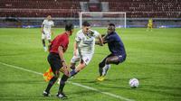 Bek Persib Bandung, Nick Kuipers, berduel dengan penyerang Arema FC, Charles Lokolingoy pada pekan kedua BRI Liga 1 2023/2024 di Stadion I Wayan Dipta, Gianyar, Jumat (7/7/2023). (Bola.com/Alit Binawan)