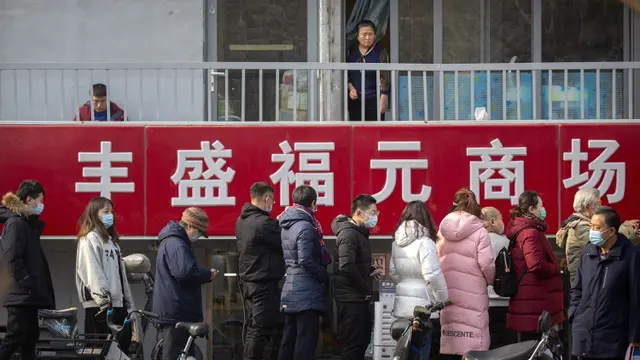FOTO: Antrean Warga Beijing untuk Tes COVID-19 Massal