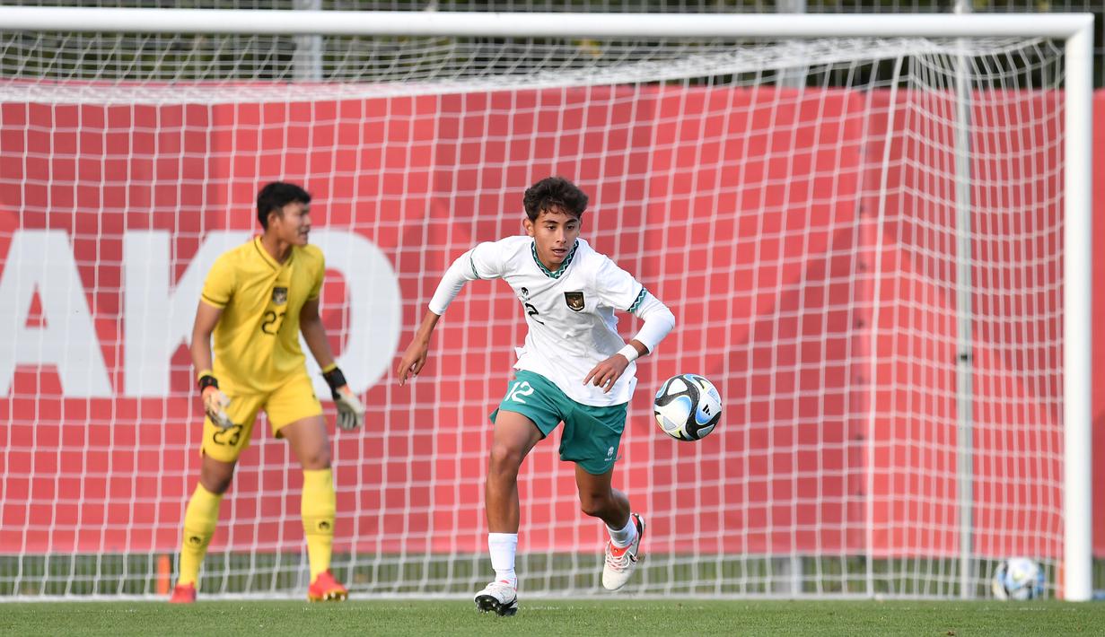 Pemain Timnas Indonesia U-17, Welber Jardim (kanan), menggiring bola saat melawan Eintracht Frankfurt U-19 dalam laga uji coba di Jerman, Minggu (8/10/2023). Jardim merupakan pemain muda Sao Paulo keturunan Indonesia-Brasil. (Dok.PSSI)