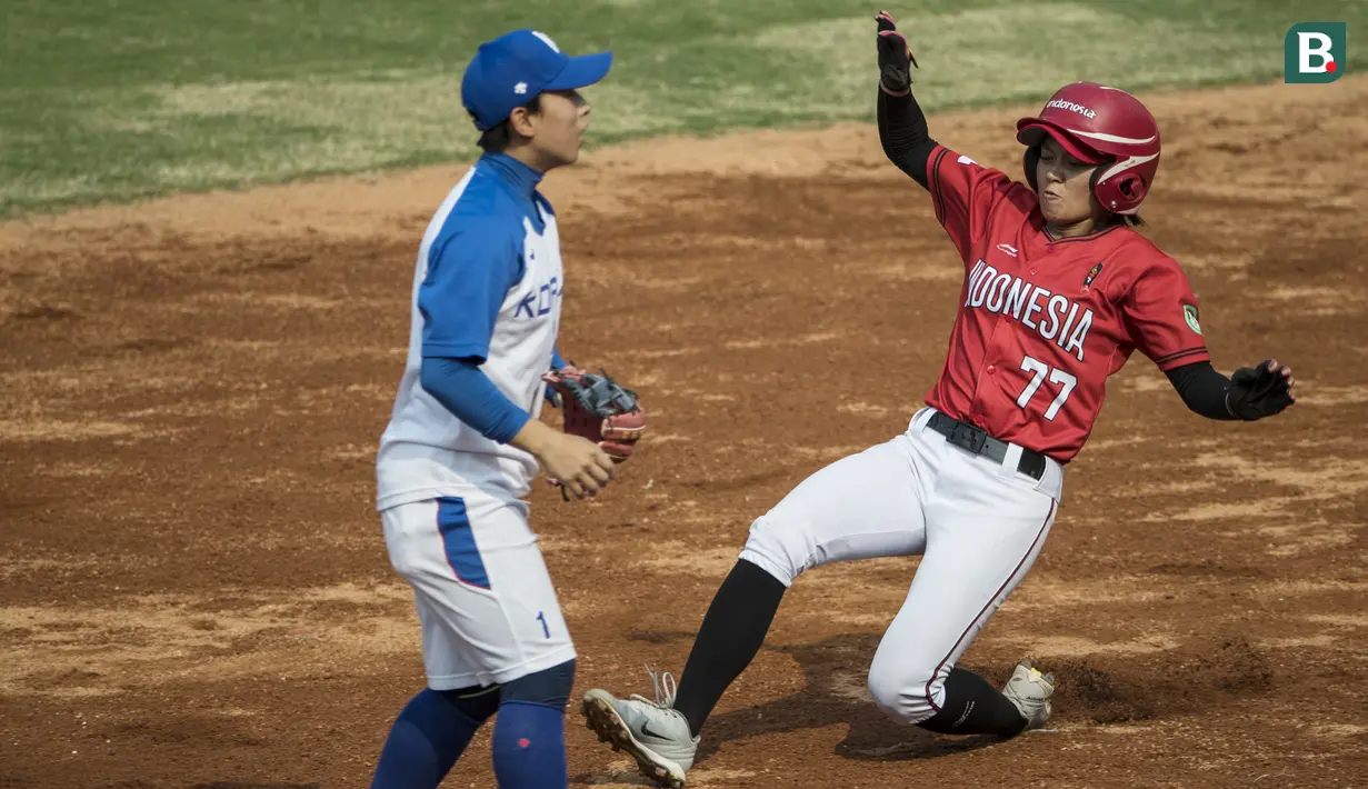 Atlet softball Indonesia, Cresida Dwiyanti, berusaha masuk base saat melawan Korea Selatan pada laga Asian Games di Lapangan Softball Senayan, Jakarta, Selasa (21/8/2018). Indonesia kalah 2-4 dari Korsel. (Bola.com/Vitalis Yogi Trisna)