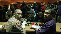 Direktur Hukum PSSI, Aristo Pangaribuan (kiri) dan Tim Pembela PSSI Togar Manahan Nero (kanan) memberikan pernyataan pers terkait putusan MA yang menolak kasasi Kemenpora di kantor PSSI, Senayan, Jakarta, Selasa (8/3/2016). )Bola.com/Nicklas Hanoatubun)