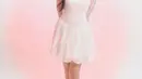 Salah satu highlight dari outfit Eca adalah lengan sheer transparan yang memberikan sentuhan modern dan romantis.   [@elsaajapasal].
