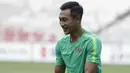 Pemain Timnas Indonesia, Hansamu Yama, tertawa saat latihan di SUGBK, Jakarta, Sabtu (24/11). Latihan ini persiapan jelang laga Piala AFF 2018 melawan Filipina. (Bola.com/Vitalis Yogi Trisna)