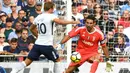 Kiper Juventus, Gianluigi Buffon, beusaha mengamankan gawangnya dari striker Tottenham, Harry Kane, pada laga persahabatan di Stadion Wembley, London, Sabtu (5/8/2017). Tottenham menang 2-0 atas Juventus. (AFP/Olly Greenwood)