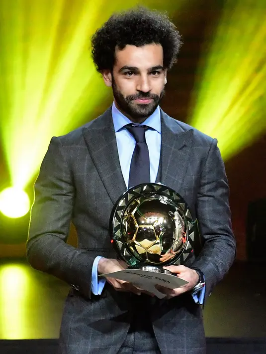 Winger Liverpool, Mohamed Salah berpose setelah menerima penghargaan Pemain Terbaik Afrika 2018 dalam malam penghargaan di Dakar, Senegal, Selasa (8/1). Ini jadi kali kedua secara beruntun Salah terpilih sebagai Pemain Terbaik Afrika. (SEYLLOU/AFP)