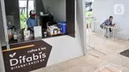 Seorang pekerja yang merupakan penyandang disabilitas menunggu pelanggan di Kafe Difabis Coffee & Tea, Kompleks Kantor Wali Kota Jakarta Timur, Senin (19/12/2022). Kafe yang didirikan oleh Baznas (Bazis) DKI Jakarta tersebut diharapkan dapat mengembangkan dan memaksimalkan peran dari Kafe Difabis yang dioperasikan oleh kawan-kawan difabel untuk memberikan pemahaman pada masyarakat dan kesetaraan. (merdeka.com/Iqbal S. Nugroho)