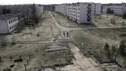  Suasana bangunan bekas kamp militer Uni Soviet di dekat Skrunda, Latvia (9/4). Pada masanya kamp ini digunakan menjadi stasiun radar militer Uni Soviet. (REUTERS/Ints Kalnins)