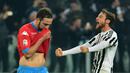 Ekspresi kegembiraan pemain Juventus, Claudio Marchisio (kanan), kontras dengan mimik kesedihan striker Napoli, Gonzalo Higuain, dalam lanjutan Serie A Italia di Stadion Juventus, Turin, (13/2/2016). (AFP/Giuseppe Cacace)