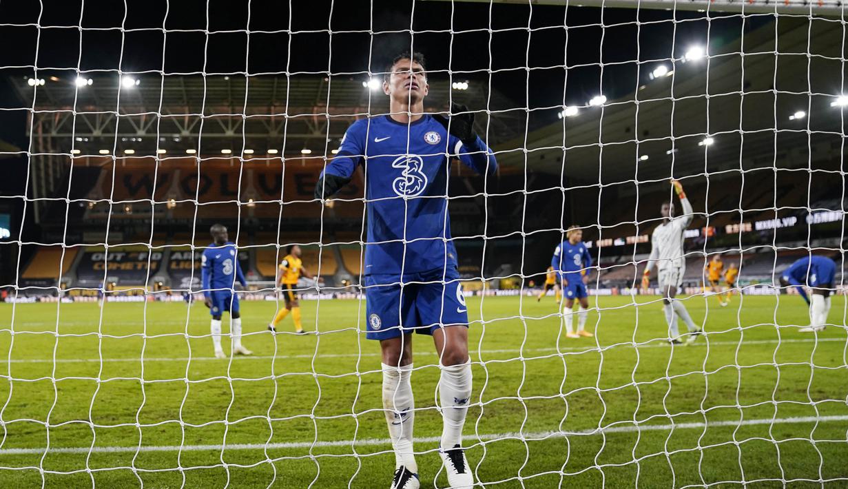 Bek Chelsea, Thiago Silva, tampak lesu usai gawangnya kebobolan oleh pemain Wolverhampton Wanderers pada laga Liga Inggris di Stadion Molineux, Rabu (16/12/2020). Chelsea tumbang dengan skor 2-1. (Tim Keeton/Pool via AFP)
