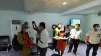 Diberi bingkisan cokelat menjadi cara yang dilakukan pengelola Bandara Internasional Soekarno Hatta (Soetta), saat menyambut para penumpang dari pesawat Garuda Indonesia GA-207, rute Yogyakarta (YIA) - Jakarta (CGK).