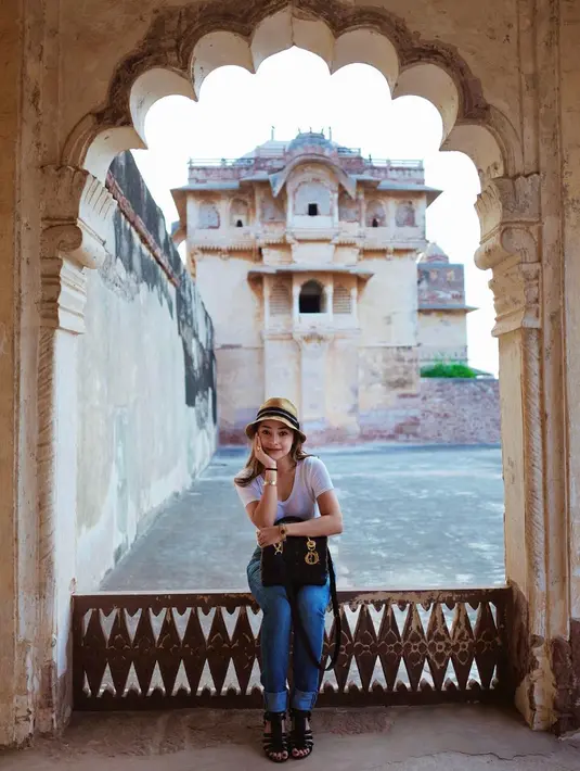 Seperti ini misalnya, gaya Niki memang kasual. Namun coba lihat looknya, mulai dari kaus putih, celana jeans, topi, sepatu serta tass yang dijinjingnya. Cukup mewah kan? (Instagram/nikitawillyofficial94)