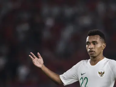 Gelandang Timnas Indonesia, Todd Rivaldo, memberikan semangat ke rekan-rekannya saat melawan Qatar pada laga AFC U-19 Championship di SUGBK, Jakarta, Minggu (21/10). Indonesia kalah 5-6 dari Qatar. (Bola.com/Vitalis Yogi Trisna)