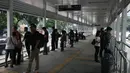 Desain halte ini dibuat permanen dengan lantai beton dan jalur untuk memandu penyandang tuna netra serta tak ada dinding alumunium sehingga suasananya tidak pengap, Jakarta, Jumat (6/6/14). (Liputan6.com/Faizal Fanani)