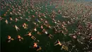  Para perenang beraksi dalam lomba renang tahunan melintasi Danau Zurich sepanjang 1500 meter di Zurich, Swiss, (24/8/2016). (Reuters/Arnd Wiegmann)
