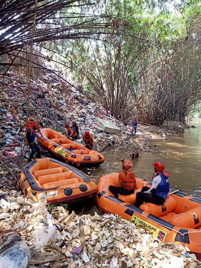 Tim Satuan Tugas Ciliwung menemukan anak Sungai Ciliwung, Sungai Cipakancilan, penuh dengan sampah. (Foto: Sekretaris Tim Satgas Ciliwung Kota Bogor, Een Irawan Saputra)