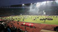 Bonek masuk lapangan saat laga Persebaya Surabaya Vs PSS Sleman di Stadion Gelora Bung Tomo, Selasa (29/10/2019). (Bola.com/Aditya Wany)