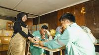 Tina Nomor, Ibu berusia 30 tahun Warga Desa Kawasi Minimarket Hop Mart di Kawasan Industri Obi Harita Nickel di Pulau Obi Halmahera Selatan, Maluku Utara. Dok Harita
