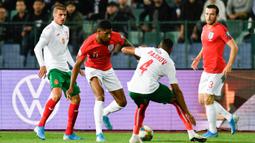 Striker Inggris, Marcus Rashford, berusaha menghadang bek Bulgaria, Georgi Pashov, pada laga Kualifikasi Piala Dunia 2020 di Stadion Vasil Levski, Sofia, Senin (14/10). Bulgaria kalah 0-6 dari Inggris. (AFP/Nikolay Dychinov)