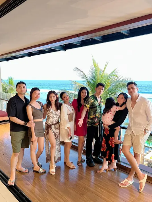Titi Kamal dan lainnya juga menginap di sebuah villa mewah dengan pemandangan laut yang indah. Liburan para pemain sinetron Tertawan Hati ini semakin lengkap dan seru dengan kehadiran orang-orang tercinta yang ikut menemani. Titi dan Naysila tetap tampil menawan meksi tidak didampingi pasangan. (Liputan6.com/IG/@titi_kamall)