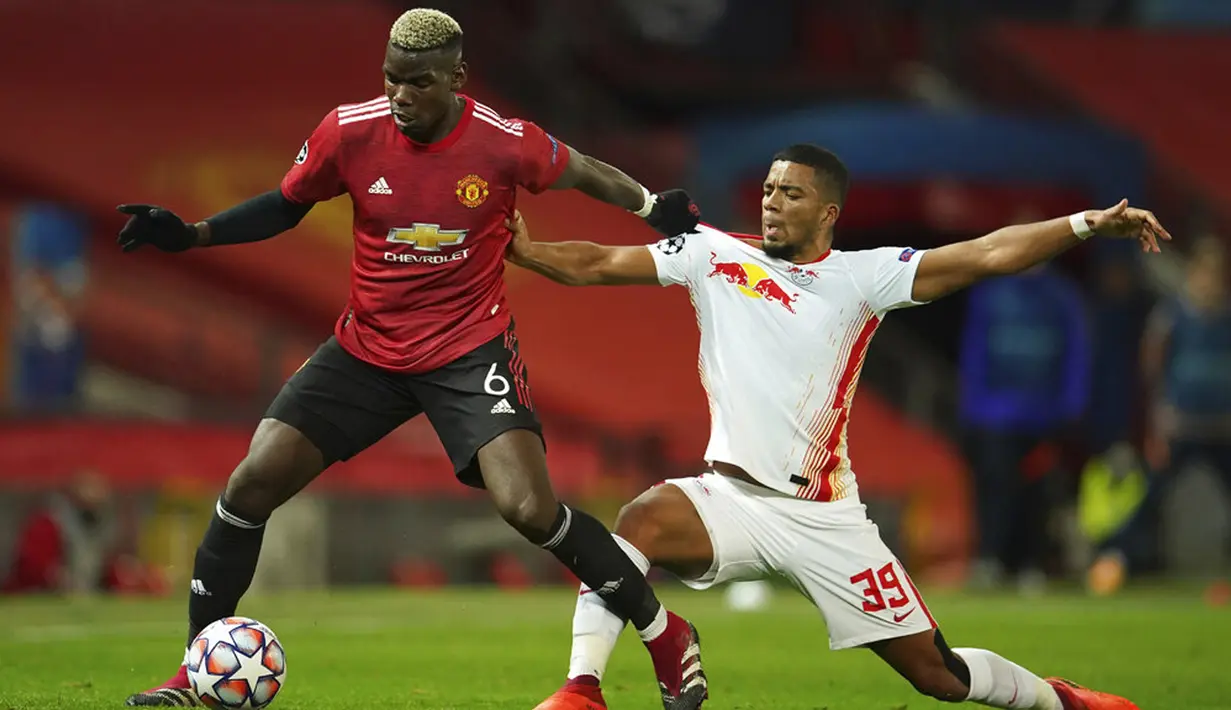 Pemain Manchester United Paul Pogba (kiri) berebut bola dengan pemain RB Leipzig Benjamin Henrichs pada pertandingan Grup H Liga Champions di Stadion Old Trafford, Manchester, Inggris, Rabu (28/10/2020. Manchester United menang 5-0, Marcus Rashford cetak hattrick. (AP Photo/Dave Thompson)