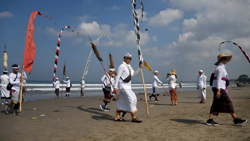 Pesona Pasir Hitam di Pantai Petitenget, Wisata Alam Unik di Bali