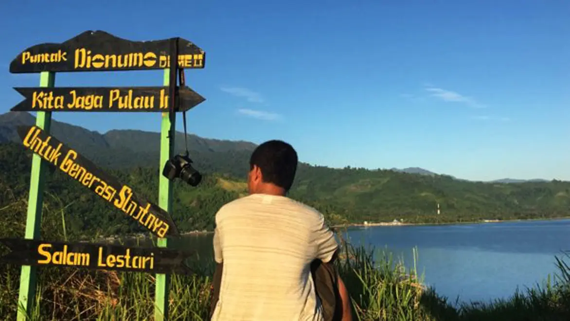 Seorang wisatawan asyik menikmati pemandangan Pulau Diyonumo, Kabupaten Gorontalo Utara. (Liputan6.com/Aldiyansyah Mohammad Fahrurozy)