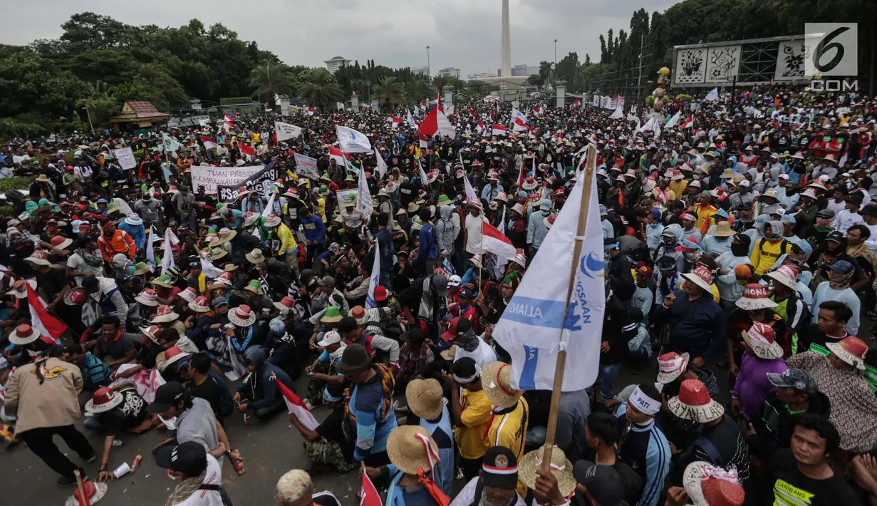 Ribuan nelayan tradisional dari berbagai daerah menggelar unjuk rasa di depan Istana Negara, Jakarta Pusat, Rabu (17/1). Tiga ribu personel kepolisian diturunkan dalam pengamanan aksi tersebut. (Liputan6.com/Faizal Fanani)