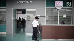 Loket pembelian tiket di Terminal terpadu tipe A Pondok Cabe di Pamulang, Tangerang Selatan, Senin (31/12). Mulai 31 Desember ,  terminal yang memiliki luas keseluruhan mencapai 25.995 m2 tersebut resmi beroperasi. (Liputan6.com/Faizal Fanani)