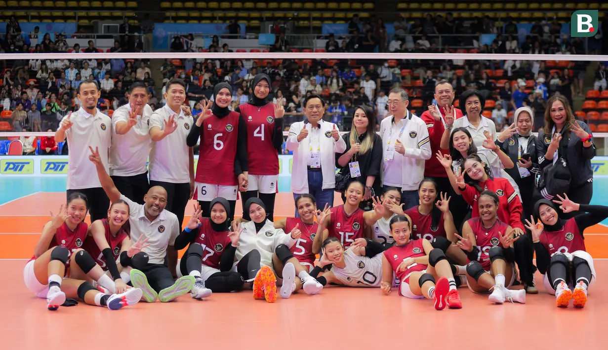 Pengurus PBVSI, Staf pelatih dan pemain Timnas voli putri Indonesia foto bersama setelah berhasil menaklukkan Filipina sekaligus meraih medali perunggu SEA Games 2025 di Indoor Stadium Huamark, Bangkok, Senin (15/12/2025). (Bola.com/Bagaskara Lazuardi)
