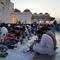Masjid Agung Sharjah mengadopsi gaya Utsmaniyah (Ottoman) klasik dengan sentuhan modern. Tampak dalam foto, umat Muslim berbuka puasa selama bulan suci Ramadan di Masjid Agung Sharjah di Sharjah, dekat Dubai, Uni Emirat Arab, Jumat27 Februari 2026. (AP Photo/Altaf Qadri)