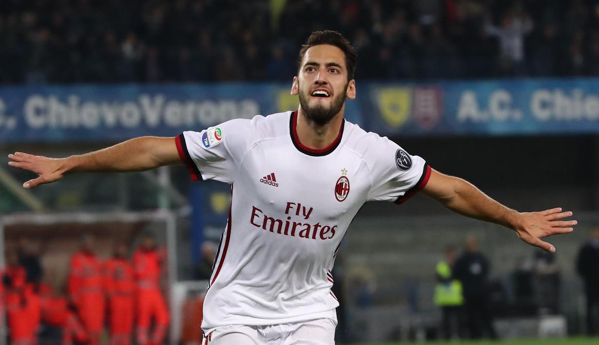 Pemain AC Milan, Hakan Calhanoglu merayakan golnya ke gawang ChievoVerona pada laga Serie A di Bentegodi stadium, Verona, (25/10/2017). AC Milan menang 4-1. (Filippo Venezia/ANSA via AP)