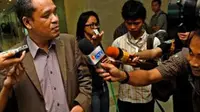Ketua Komisi III DPR RI, Benny K Harman (kiri) menjelaskan kepada wartawan mengenai kepastian pemanggilan Mantan Kabareskrim Susno Duadji terkait kasus pajak, di Kompleks Parlemen Senayan.(Antara)