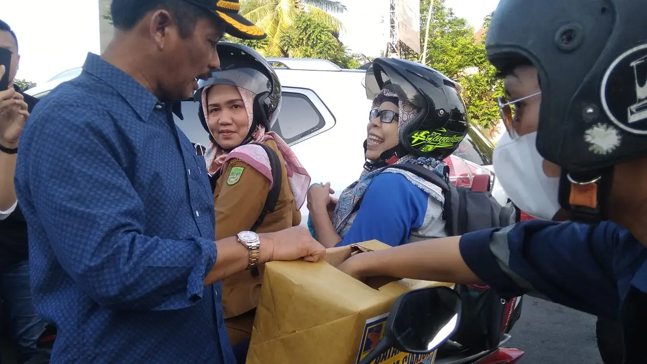 Wali Kota Batam, Muhammad Rudi turun ke jalan turut menggalang dana untuk korban gempa Cianjur. (Foto: Liputan6.com/Ajang Nurdin)