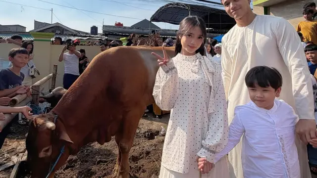 Fuji An Berfoto Bersama Sapi Kurban.. [@fuji_an]