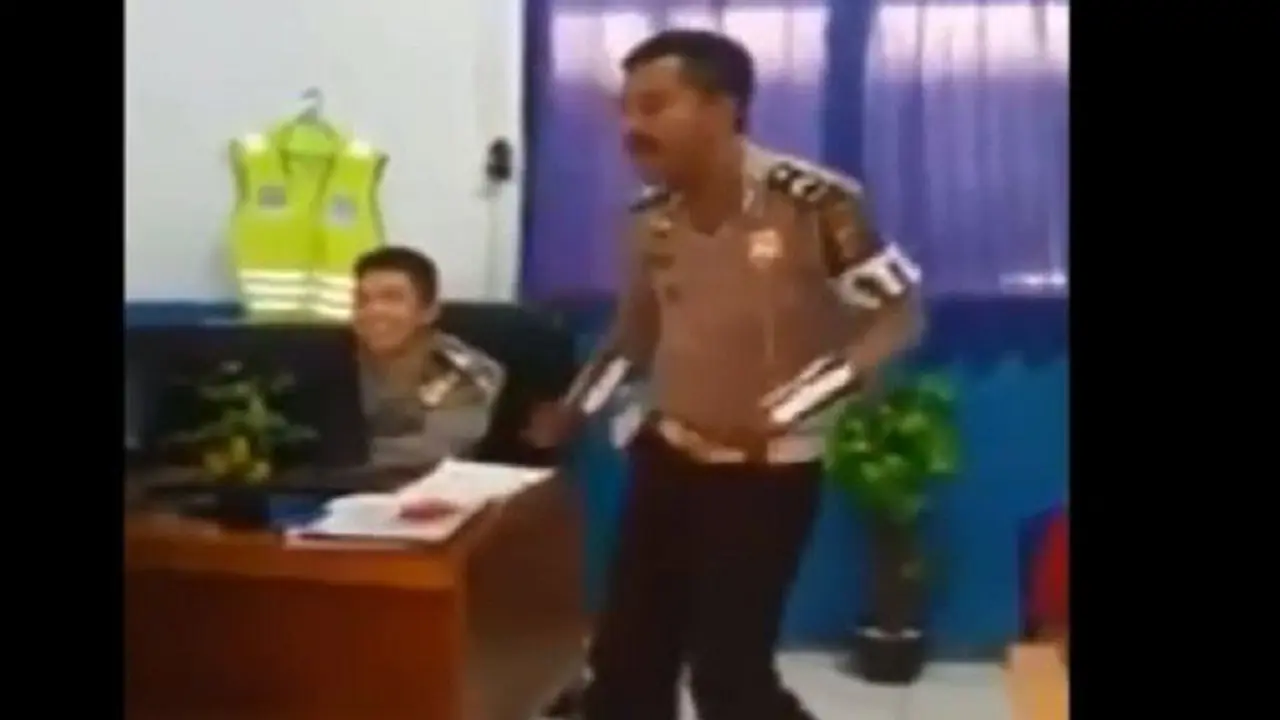 [Bintang] Polisi Joged Dangdut