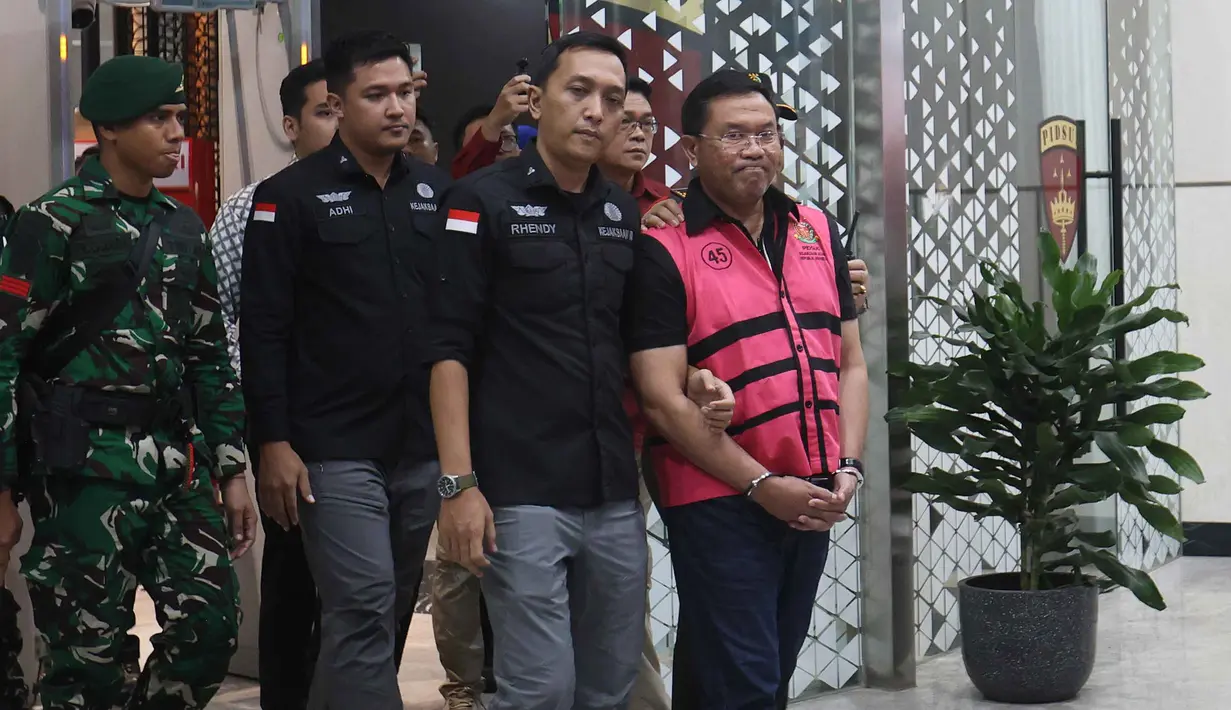 Mantan Wakil Kepala Badan Gizi Nasional (BGN), Sony Sonjaya (mengenakan rompi tahanan - kanan), digiring menuju mobil tahanan usai menjalani pemeriksaan di Gedung Kejaksaan Agung RI, Jakarta, Rabu (3/6/2026). (Kapanlagi.com/Budy Santoso)