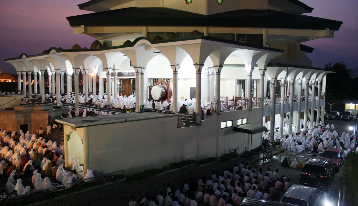 Ribuan warga dan santri dari berbagai pondok pesantren di wilayah Kediri membaca doa dan zikir di Masjid Agung Kota Kediri, Jawa Timur, Jumat (24/10/2014). Doa dan zikir tersebut untuk menyambut Tahun Baru Hijriah 1 Muharram 1436 (Antara Foto/Rudi)