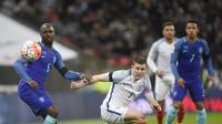 Gelandang timnas Inggris, James Milner (tengah) saat berlaga kontra Belanda, di Stadion Wembley (29/3/2016). Milner dan rekan-rekannya di Liverpool akan absen membela Inggris pada 2 laga persahabatan, yakni kontra Turki dan Australia.  (EPA/Facunda Arriza