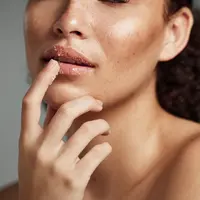 Ilustrasi manfaat eksfoliasi bibir. (c) PeopleImages.com/Depositphotos.com