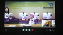 Meskipun terlihat tegar, Aurelia dan Alika tetap merasa sedih. Suasana haru pun terasa saat melakukan video call dengan ibunya, terlebih saat putri bungsu Yana berpesan pada sang ibu untuk tidak nakal. (Nurwahyunan/Bintang.com)