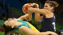 Pebasket Australia Marianna Tolo terkena sikut Helena Ciak dari Perancis saat laga di Olimpiade Rio 2016 pada 9 Agustus 2016. (REUTERS/ Shannon Stapleton)
