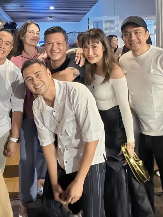 Ayu Dewi mengenakan atasan putih lengan panjang model off shoulder dipadukan celana kulit panjang hitam. [@mrayudewi]