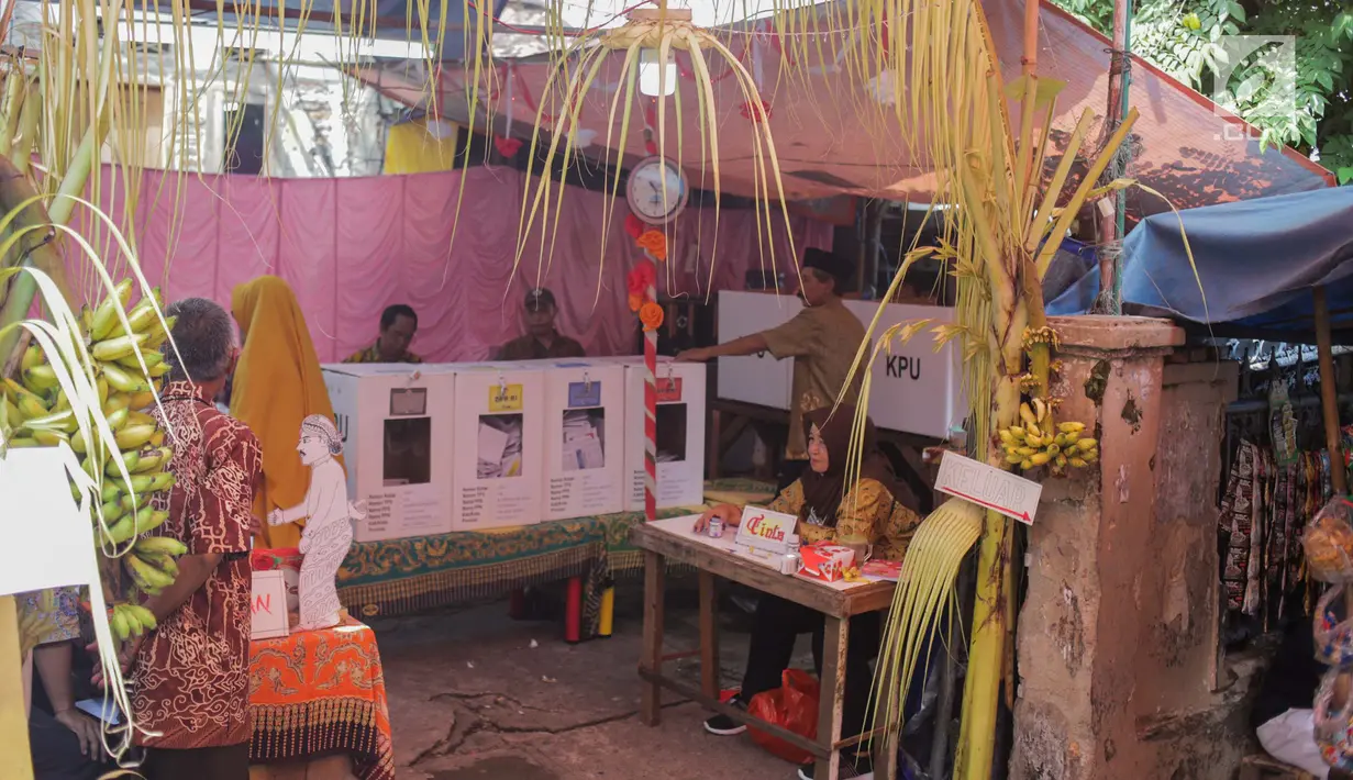 Suasana pemungutan suara di Tempat Pemungutan Suara (TPS) 45 Kebon Pala, Jakarta, Rabu (17/5). TPS tersebut mengambil tema suasana pernikahan adat Jawa untuk menarik minat pemilih dan menekan angka golput. (Liputan6.com/Faizal Fanani)