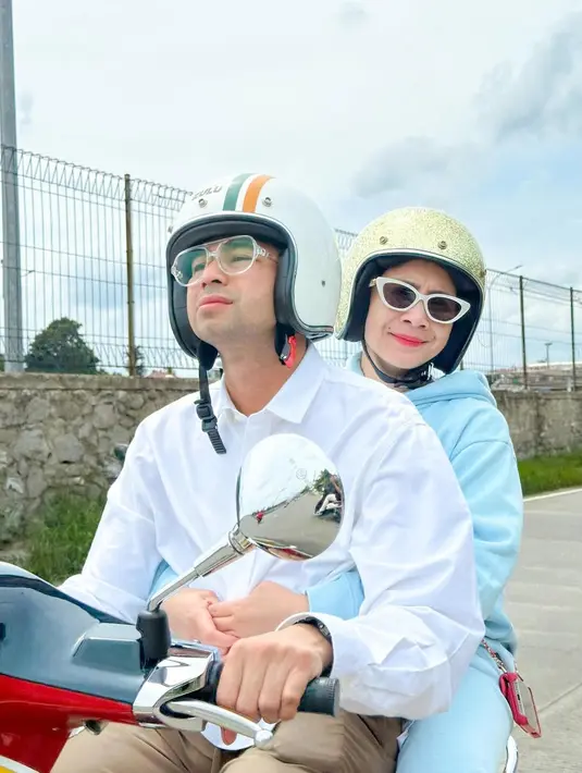 Total harga outfit yang dipilih Nagita mencapai Rp21.100.000, memadukan kenyamanan dengan sentuhan mewah yang tetap sesuai dengan gaya khasnya.