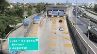 Antrean kendaraan di Gerbang Tol Ciledug I, Jakarta, Senin (18/6). Tarif Tol JORR yang baru untuk golongan IV dan V akan dikenai tarif Rp 30.000 dari sebelumnya Rp 19.000 dan Rp 23.000. (Liputan6.com/Angga Yuniar)