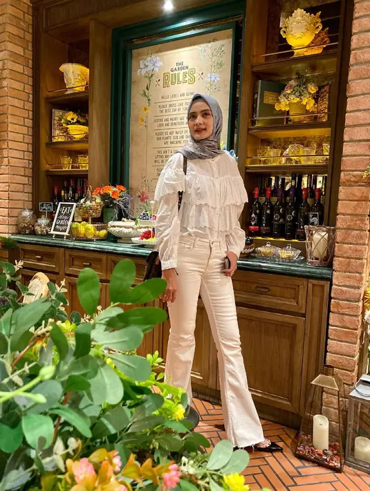 Ade Maya diketahui lahir pada 15 Mei 1978 silam. Walaupun berusia 44 tahun, namun parasnya begitu awet muda. (FOTO: instagram.com/mayamaula9/)