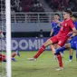 Pemain Timnas Indonesia U-19, Jens Raven (tengah) mencetak gol ke gawang Thailand U-19 pada laga final Piala AFF U-19 2024 di Stadion Gelora Bung Tomo, Surabaya, Senin (29/7/2024). (Bola.com/Bagaskara Lazuardi)
&nbsp;