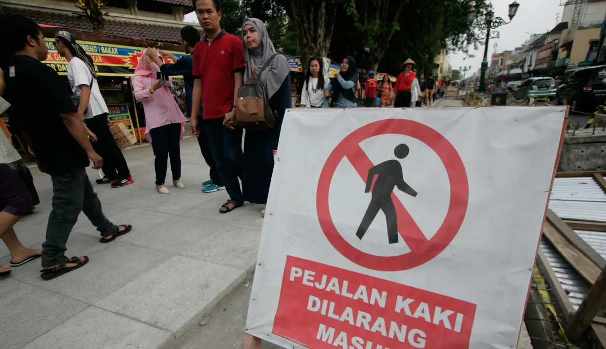 Sejumlah Wisatawan memadati kawasan pendestrian Jalan Malioboro,Yogyakarta, Sabtu (9/7). Libur lebaran, Jalan malioboro di dominasi wisatawan dari luar kota. (Liputan6.com/Boy Harjanto)