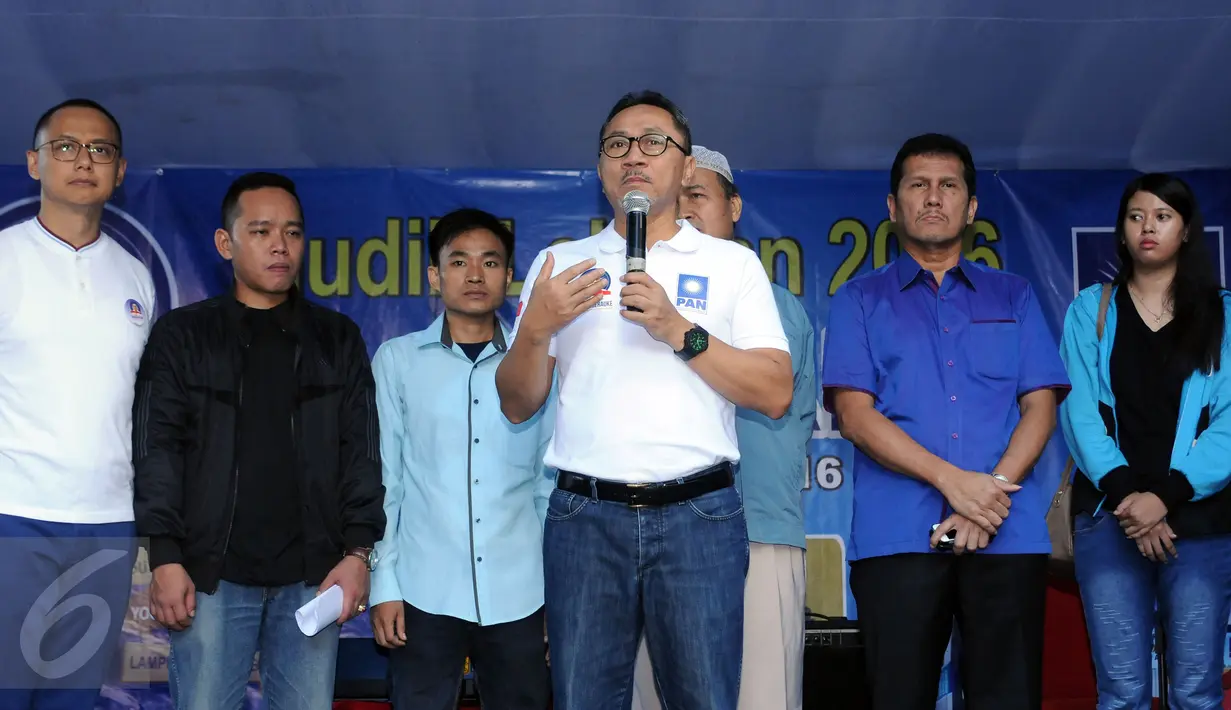 Ketua DPP PAN, Zulkifli Hasan (tengah) menyampaikan pesan saat melepas rombongan pemudik di Jakarta, Sabtu (2/7).  Lebih dari 1.000 orang ikut serta dalam mudik gratis ke enam kota besar di Indonesia. (Liputan6.com/Helmi Fithriansyah)
